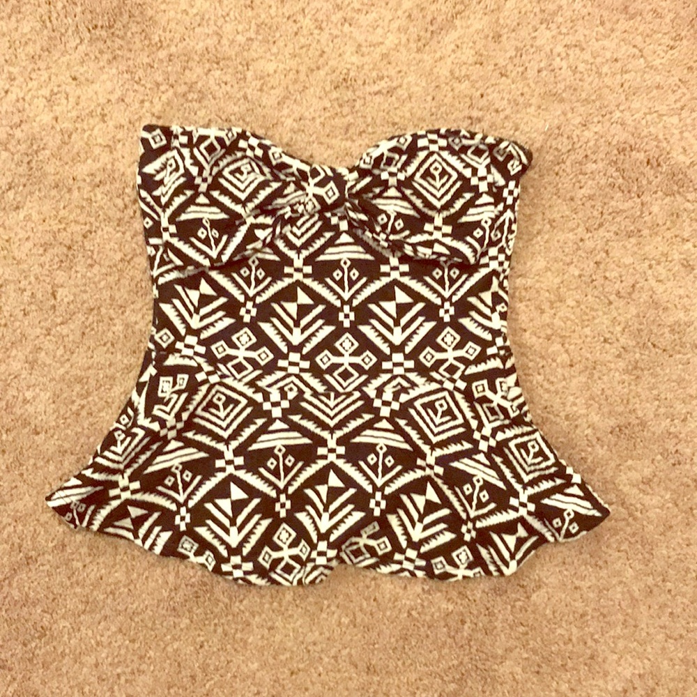 Patterned strapless peplum top